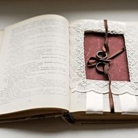 Старинная книга как подушечка для колец