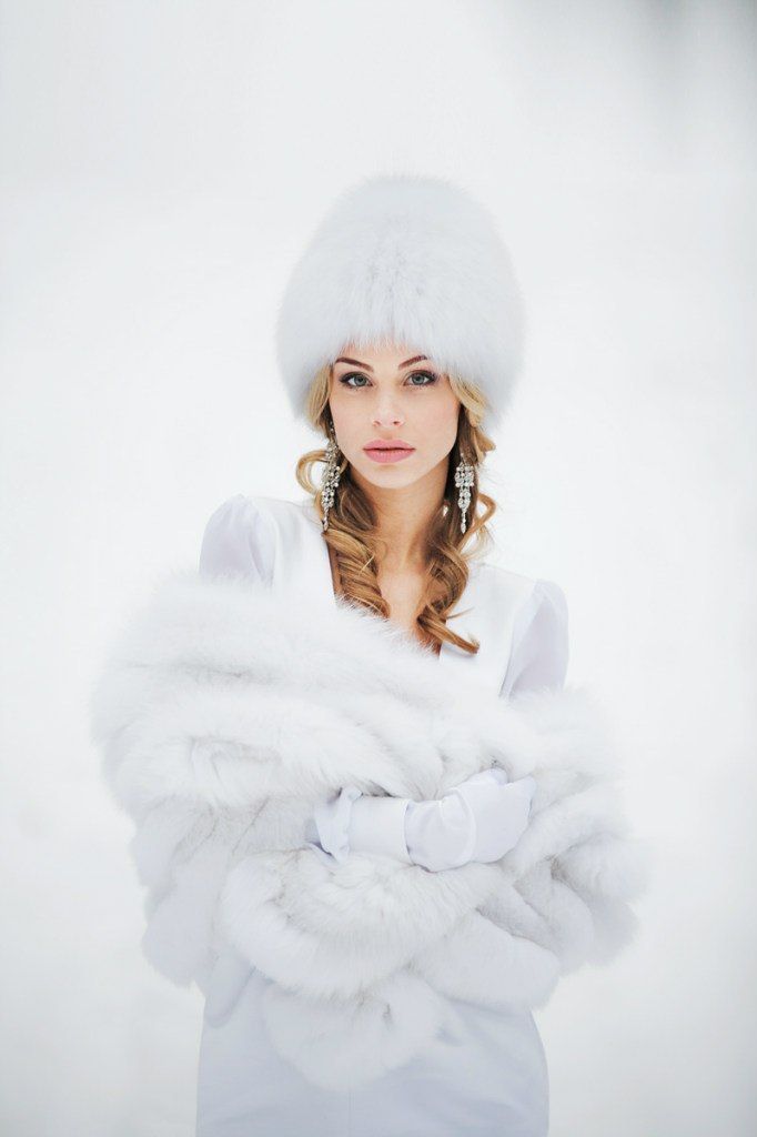 На голове невесты белая шапка, а на плечах невесты большая пелерина из песца в проекте "Зимняя сказка" - фото 1627425 White Fur - прокат меховых свадебных аксессуаров