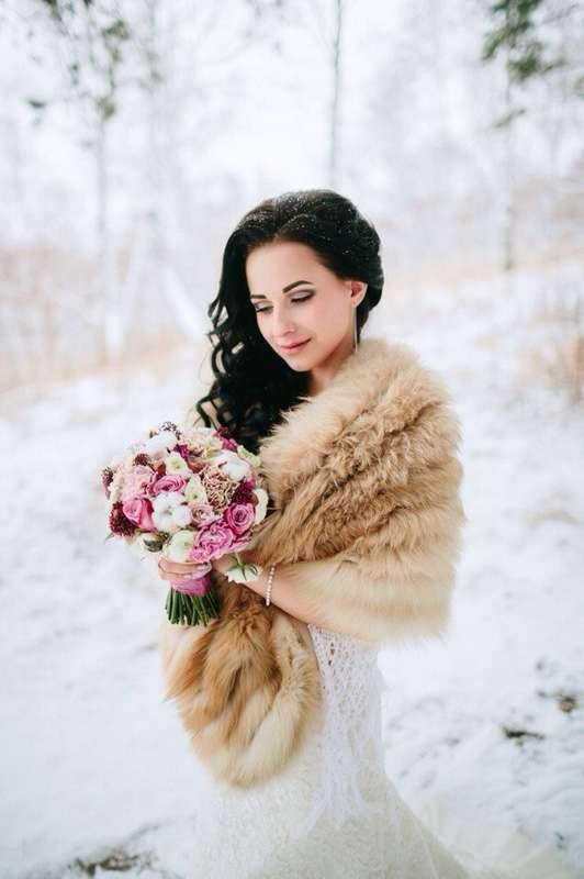 На плечах у невесты пелерина из меха рыжей лисы - красивый и удобный аксессуар для зимней свадьбы - фото 3213571 White Fur - прокат меховых свадебных аксессуаров