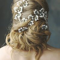 Свадебная прическа низкий пучок с элементами плетения на длинные волосы