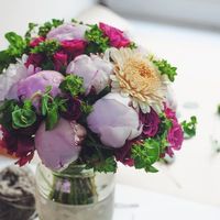 Букет невесты из розовых пионов, роз и гербер в розовой гамме