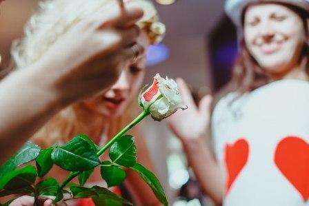 Гости с радостью разукрашивали белые розы красной краской - фото 1528007 Креативное агентство "Рыжая ворона"