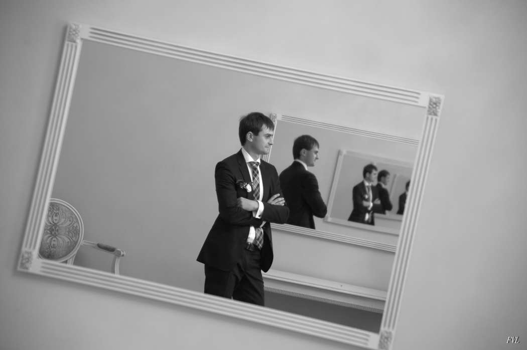 Классический черный костюм жениха "двойка" с белой рубашкой и с клетчатым галстуком - фото 1418047 Фотограф Владимир Агапов