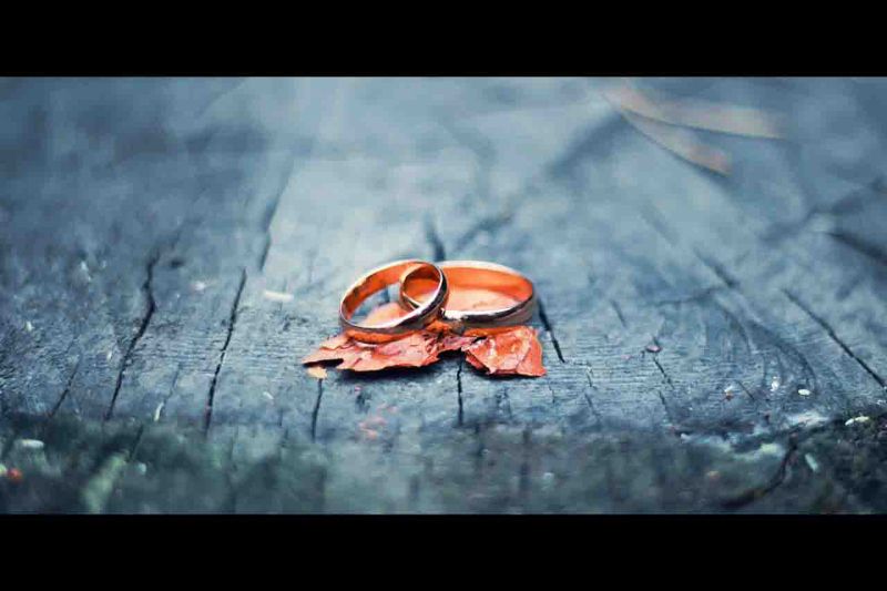 Обручальные кольца, выполненные в классическом стиле, на фоне осеннего листочка и старой доски. - фото 1409193 La Photo - фотостудия