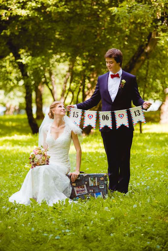 Невеста сидит в парке на чемодане, а рядом стоит жених с табличкой в руках - фото 3519991 Verona88