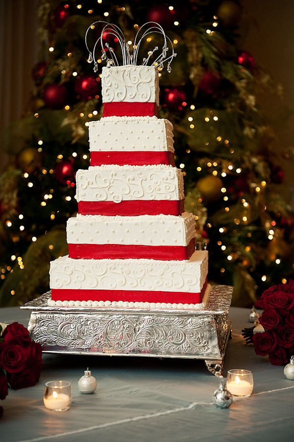 Белоснежный торт, необычной квадратной формы с дополнением  красных атласных лент  - фото 2006251 Свадебный координатор Горбунова Анна