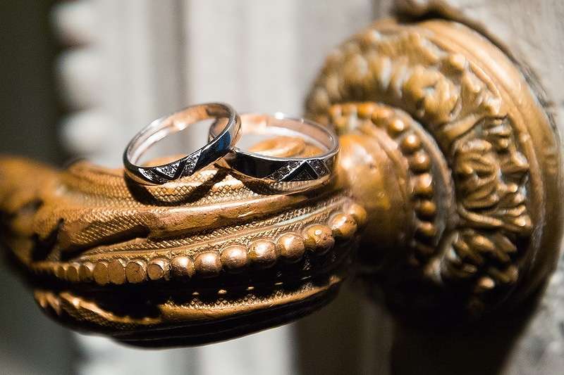 Обручальные кольца из белого золота с бриллиантами на резной дверной ручке. - фото 2191302 Свадебный координатор Горбунова Анна