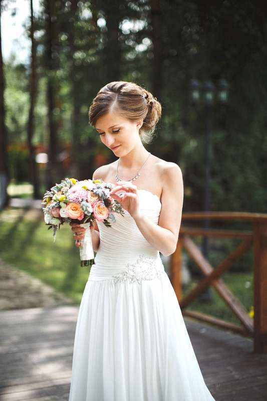 Невеста в прямом платье с гладкой юбкой и корсетом с горизонтальной драпировкой и кружевной нашивкой сбоку - фото 3529685 morko8ka