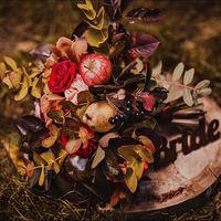 Сезонные фрукты, осенние цветы и ягоды в букете невесты.