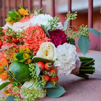 букет невесты: пионовидные розы, мак