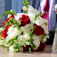 Букет невесты из белых и красных роз и фрезий