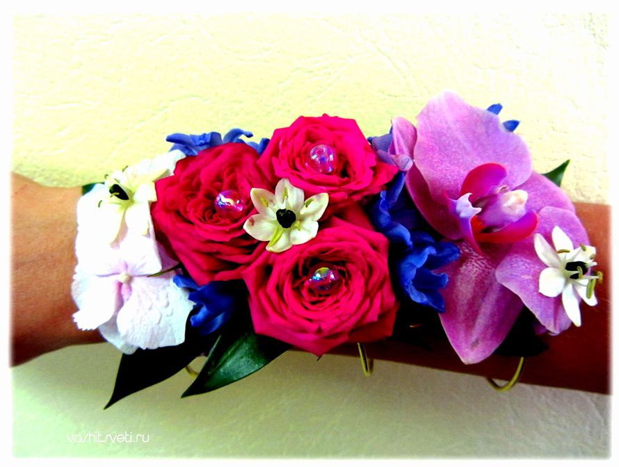 Браслет с кустовой розой, фаленопсисами, гиацинтами на каркасной основе - фото 2336684 Флористический салон "Ваши цветы"