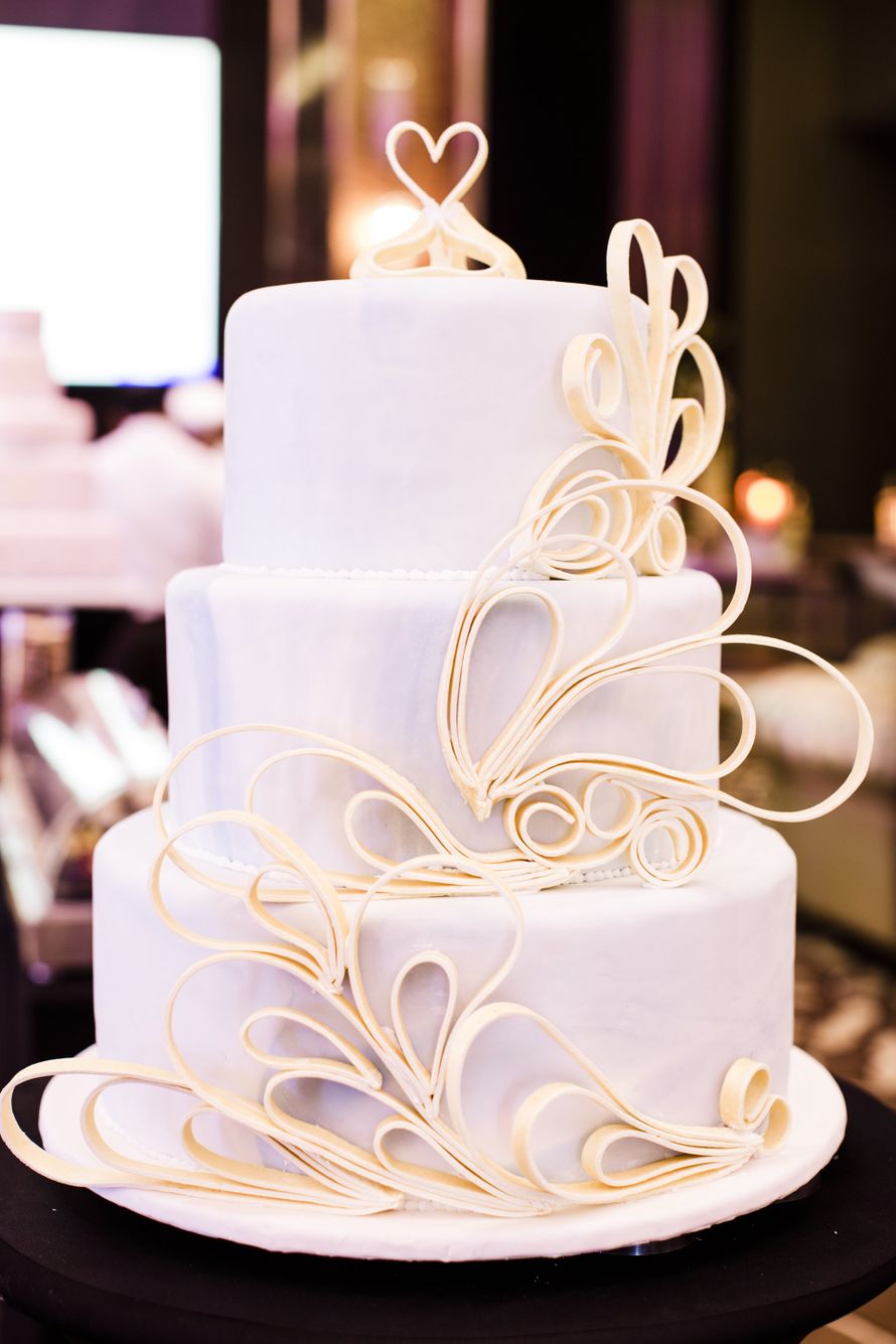Белоснежный свадебный торт, украшенный золотым орнаментом из сахарного песка - фото 1460959 Хаятт Ридженси Сочи - отель
