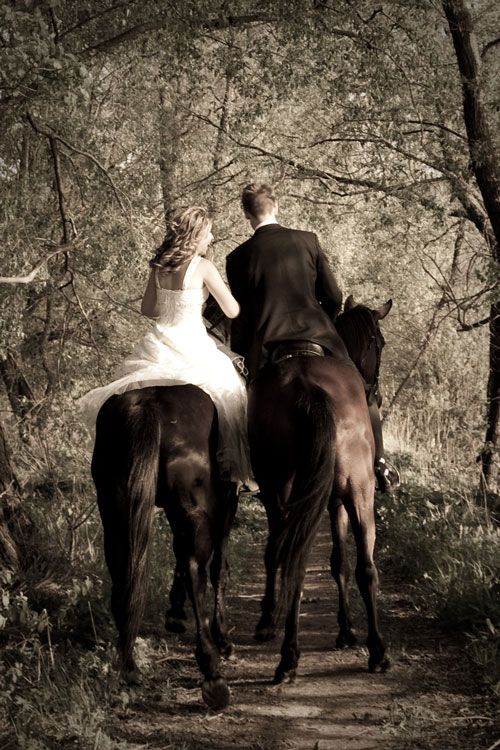 Конь мужик баб. Парень и девушка на лошади. Мужчина и женщина на коне. Девушка и мужчина на лошади. Влюбленные лошади.
