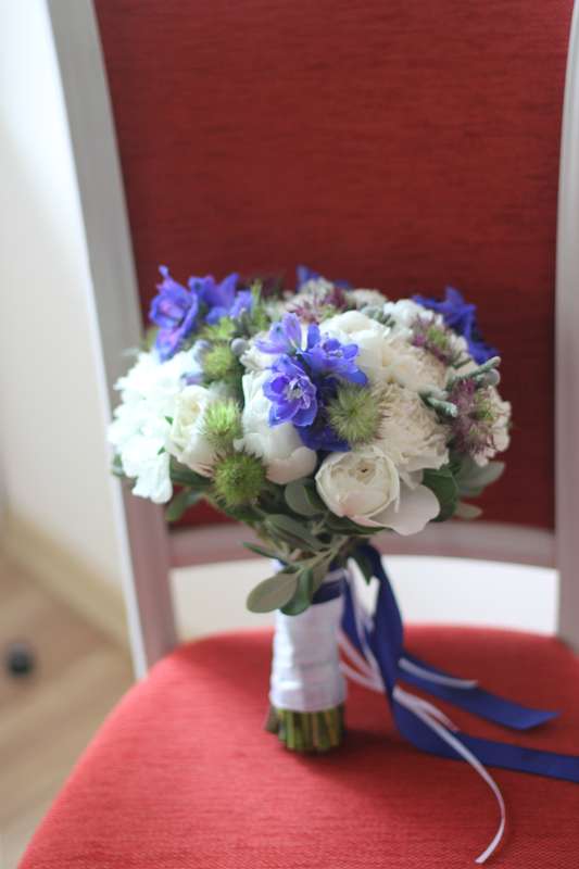 Букет невесты из белый пионовидных роз, синего дельфиниума, белой скабиозы, нигеллы с зеленью эвкалипта - фото 16733706 Флорист Юрина Алёна