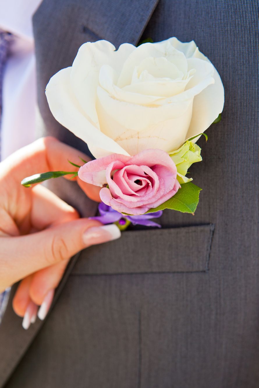 Бутоньерка из белой и розовой розы с зеленью, завязанная сиреневым атласным бантиком, в петлице серого пиджака - фото 1467533  Ольга Шамело фотограф