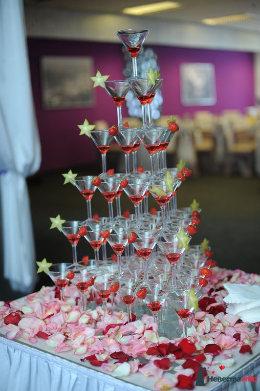 Шампанского саратов. Пирамида шампанского. Фуршетный стол на свадьбу с шампанским. Горка шампанского. Свадебный Фуршет с шампанским.