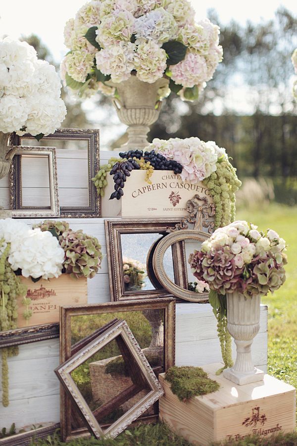 На лужайке стоит комод с рамками и вазами белых цветов - фото 1484705 Свадебное агентство MoonRiver
