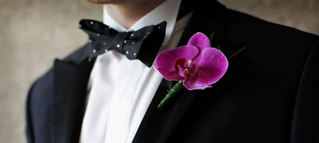 Бутоньерка из фиолетовой орхидеи, декорированная зеленой атласной лентой, в петлице черного пиджака - фото 2719303 Studia design - флористика и декор