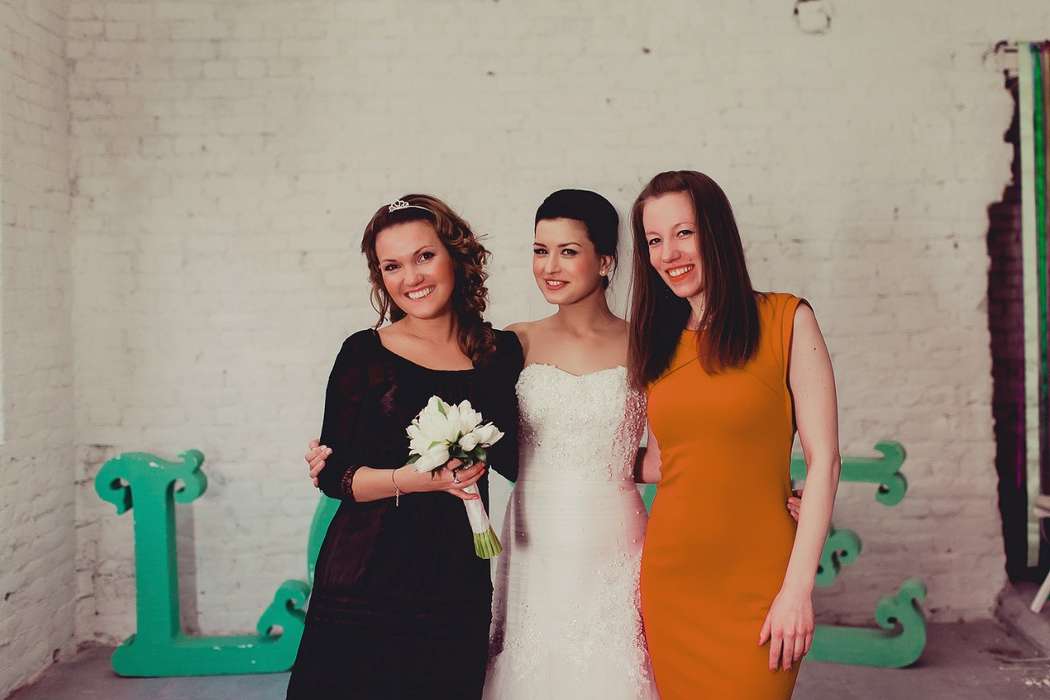Подружки невесты в праздничных платьях стоят с невестой, у одной в руках красивый белый букет - фото 1817579 Katarina Severenchuk - фотограф