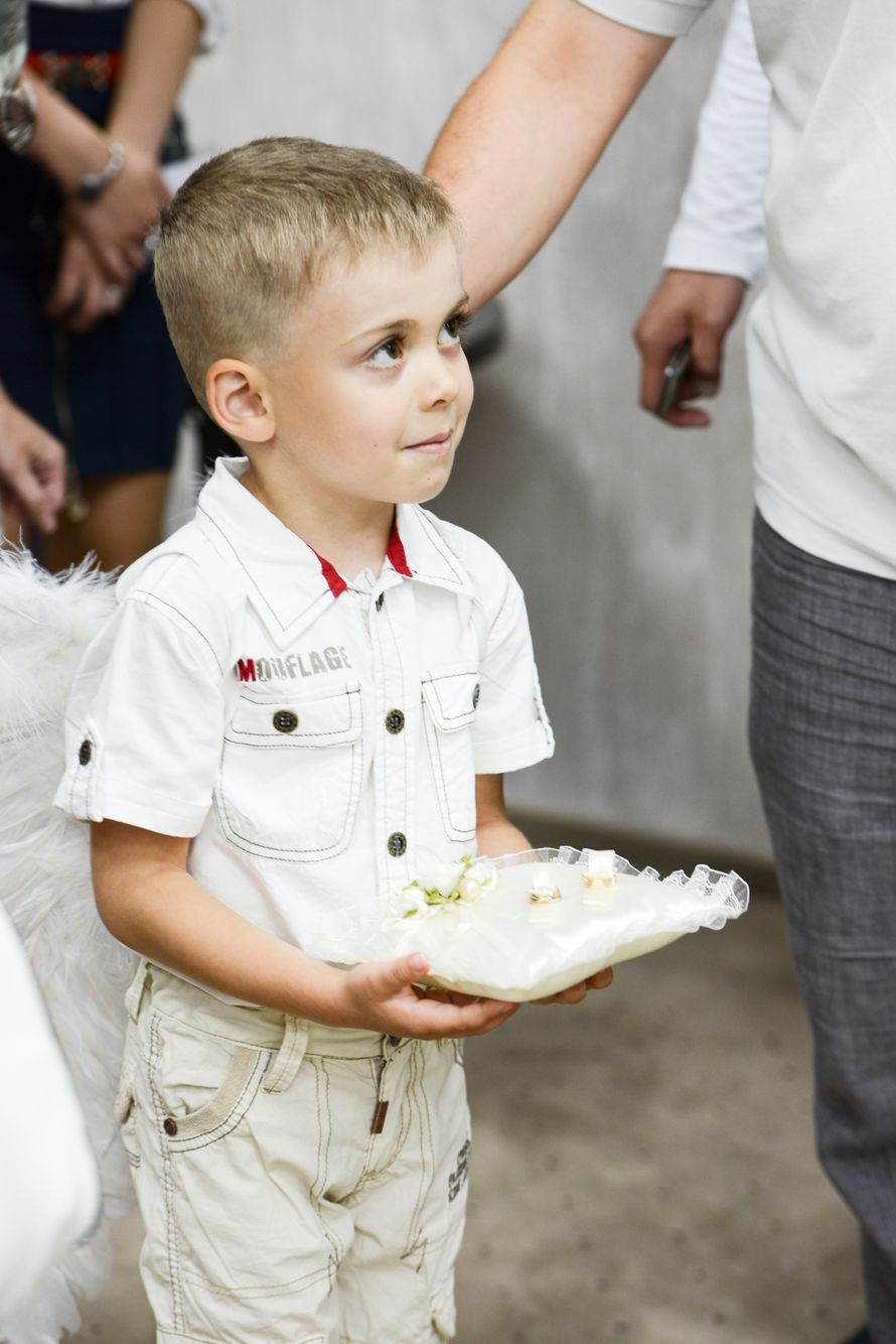 Мальчик на свадебной церемонии в белом нарядном костюме, держит в кругу гостей белую красивую подушечку с обручальными кольцами - фото 1635055 Фотограф Кристина Фарнакеева