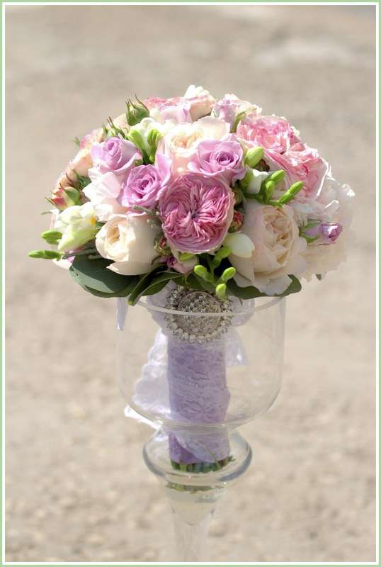 Букет невесты из белых фрезий, розовых и белых пионовидных роз, декорированный белым кружевом и брошью  - фото 2864903 Студия флористики и декора - Артишок