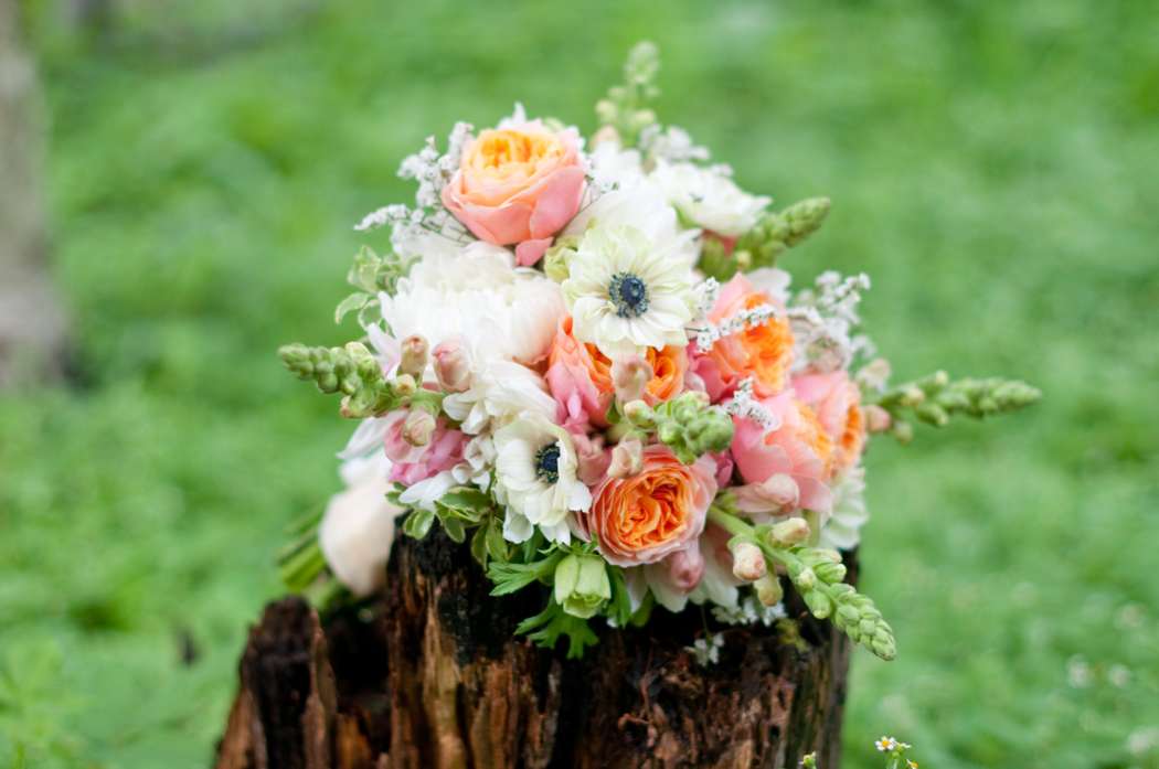 Букет невесты из розовых роз вувузела, белых анемонов, вероники и гипсофилы, декорированный белой лентой  - фото 2884861 Студия флористики и декора "Глориоза"