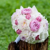 Букет невесты из розовых пионов, белых гортензий, астр и орхидей 