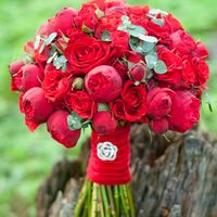 алый букет невесты красный из роз