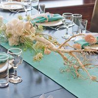 коряги с цветами на столах гостей