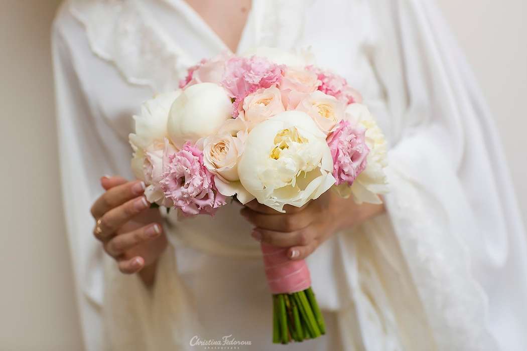 бело-розовый букет невесты с пионами - фото 16311556 Студия флористики и декора "Глориоза"