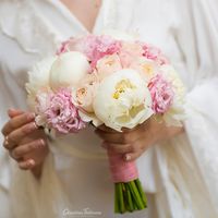 бело-розовый букет невесты с пионами