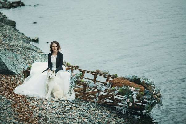 Невеста в белом длинном платье и белая собака сидят у водоема - фото 3380833 Bechamel - студия декора