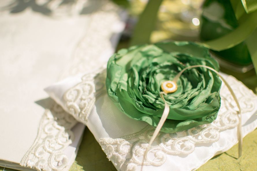 Подушечка для колец с объёмным зелёным цветком - фото 2587155 Арт декор LoKaL - оформление