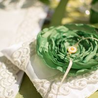Подушечка для колец с объёмным зелёным цветком