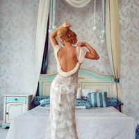Свадебное платье из расшитого бисером кружева и шифона.