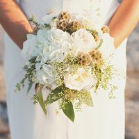 Букет невесты из белых гортензий, роз и зелени