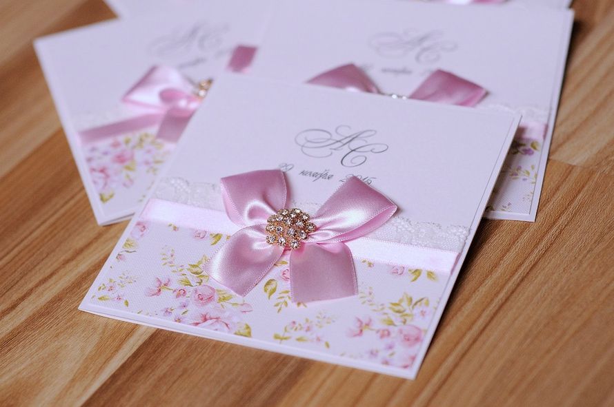 Приглашение в нежно-розовых тонах с красивой брошью. - фото 10952474 Свадебные аксессуары Насти Демьян