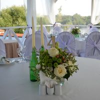 Оформление стола в бело-зеленной гамме  со свечами в бутылках