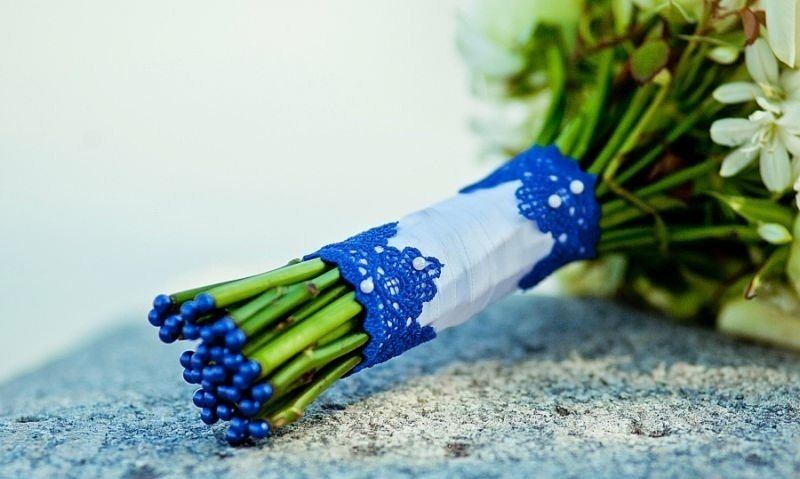 Декор ножки букета белой лентой, синим кружевом и бусинами  - фото 2096892 Флорист Ирина Комарова