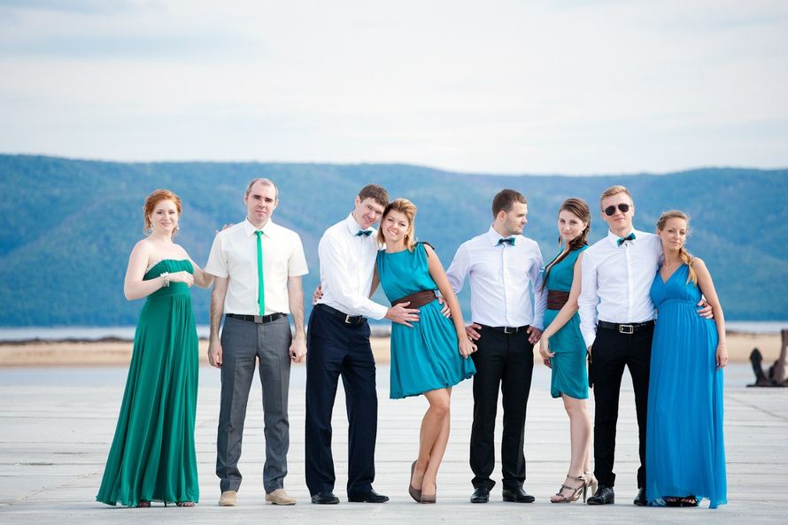 гости стоят на фоне красивых холмов, подружки невесты в голубых и зеленых платьях, друзья жениха в белых рубашках, голубых  - фото 1599365 Артем Гришин свадебный фотограф в Тольятти,Самаре