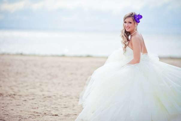 Невеста в пышном платье с юбкой из мягкого фатина и корсетом из кружева, в волосах фиолетовый цветок  - фото 3082979 Свадебный стилист,визажист Алла Павлова