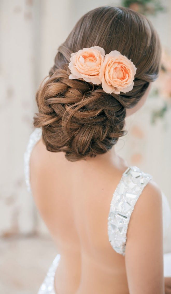Причёску невесты украсили две розы нежно-персикового оттенка - фото 1919909 IvoryDate- свадебные стилисты и флористы в Праге