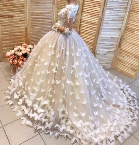 Свадебное платье со шлейфом  с бабочками А1281