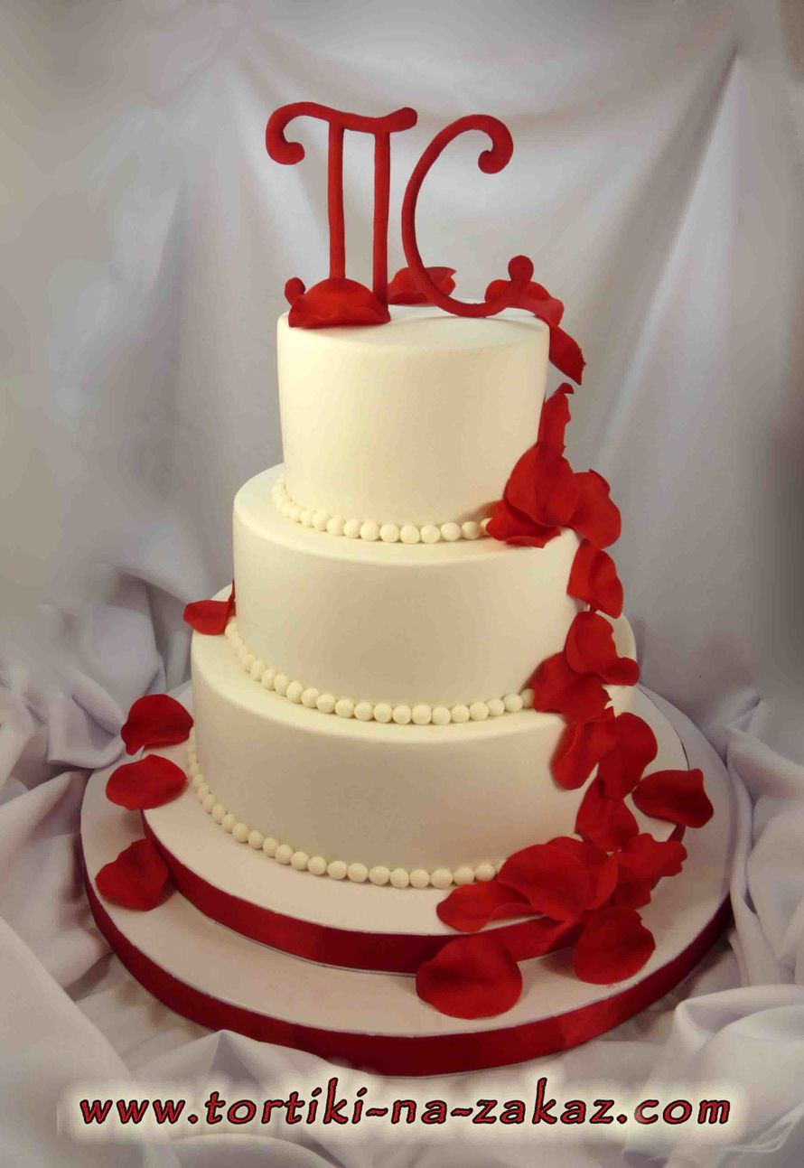 Двухярусный торт на год красно-белый