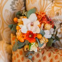 Букет невесты из белых орхидей и оранжевых гербер 