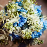 Букет невесты из голубых гортензий и белых фиалок