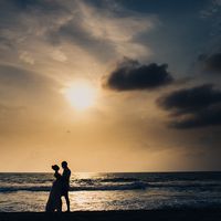 Свадебная фотосессия на берегу океана на острове Шри-Ланка. Закат силуэты