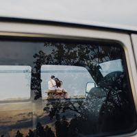 Свадебная прогулка вечером на берегу озера