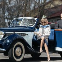 свадебная фотосессия с ретро автомобилем